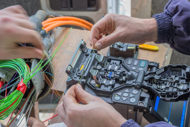 Fibre optic technician splicing fibers